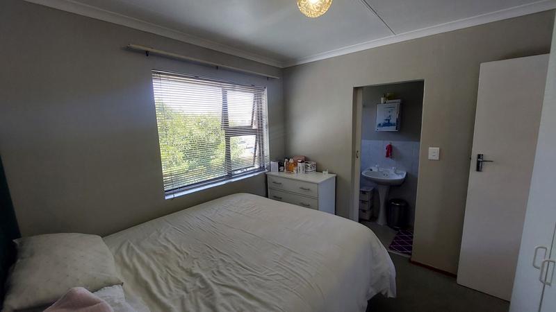 1 Bedroom Property for Sale in Oakglen Western Cape